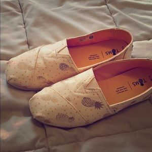 Toms pineapple gold print shoes 7.5